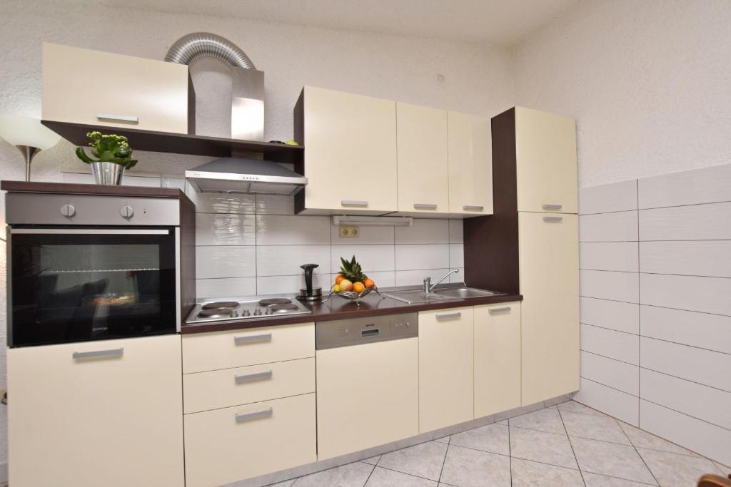 Kuchyňa alebo kuchynka v ubytovaní Apartments Mladen