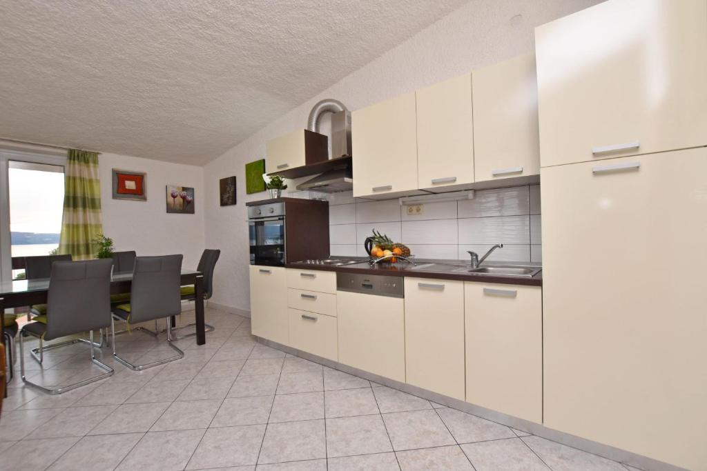Kuchyňa alebo kuchynka v ubytovaní Apartments Mladen