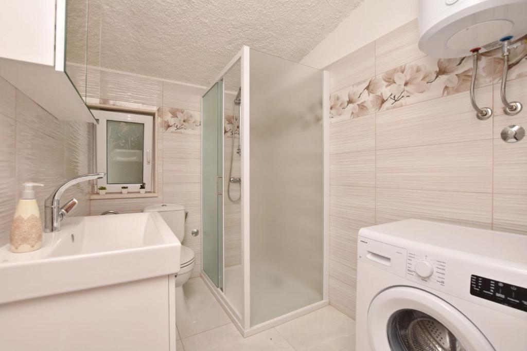 Kúpeľňa v ubytovaní Apartments Mladen