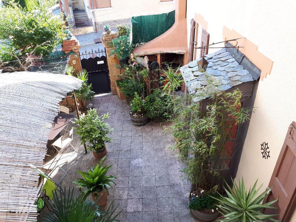 an overhead view of a courtyard with potted plants at Chambres d'hôtes Belle Occitane in Tarascon-sur-Ariège