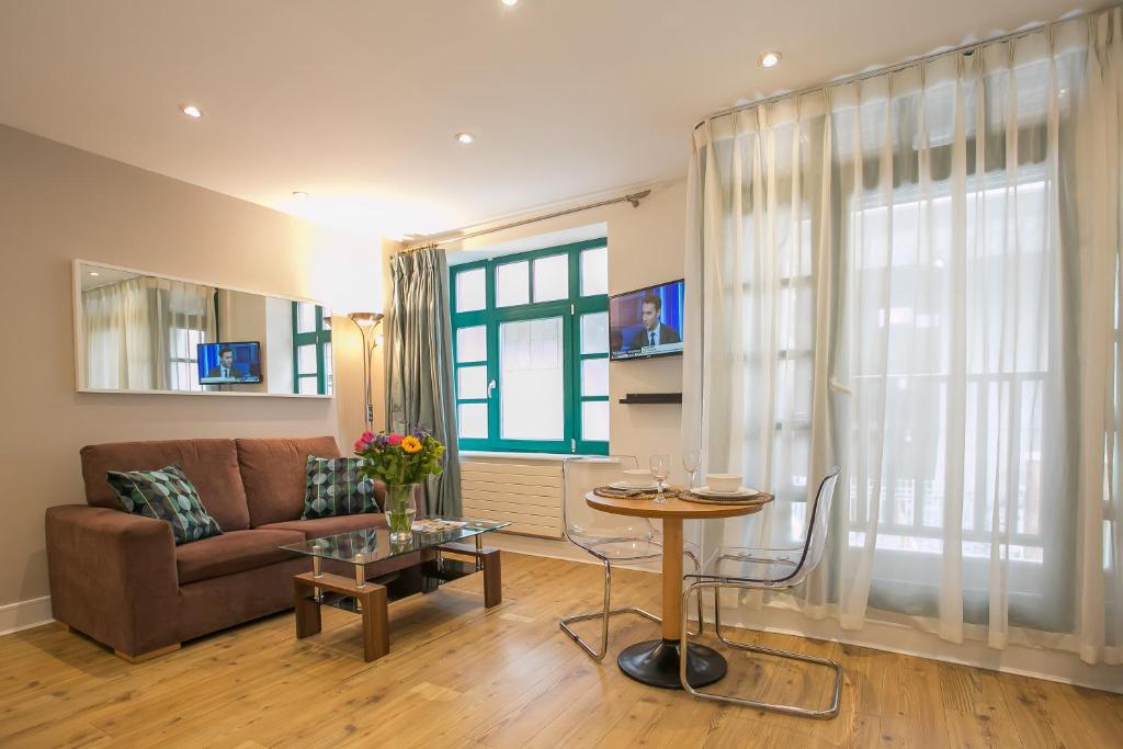 ダブリンにあるTemple Bar District Apartmentsのソファとテーブルのあるリビングルーム