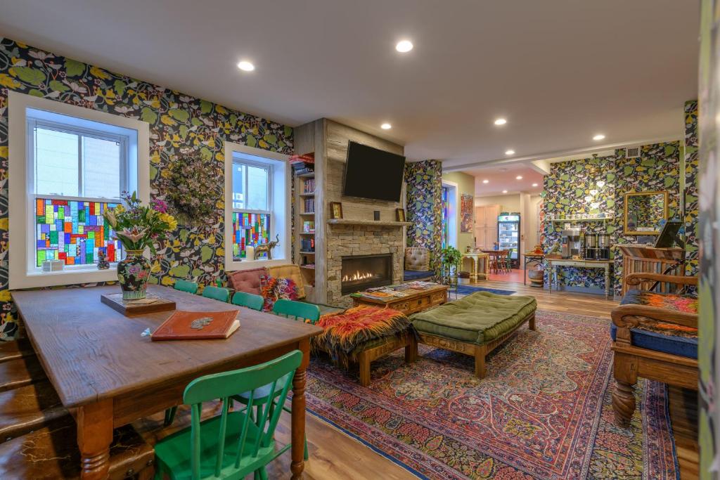 Black Elephant Hostel في بورتلاند: غرفة معيشة مع طاولة ومدفأة