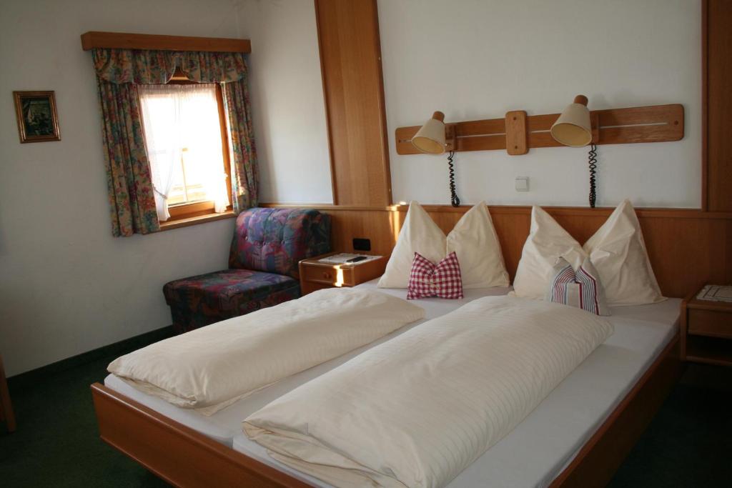 Postel nebo postele na pokoji v ubytování Hotel Gasthof Schweizerhaus