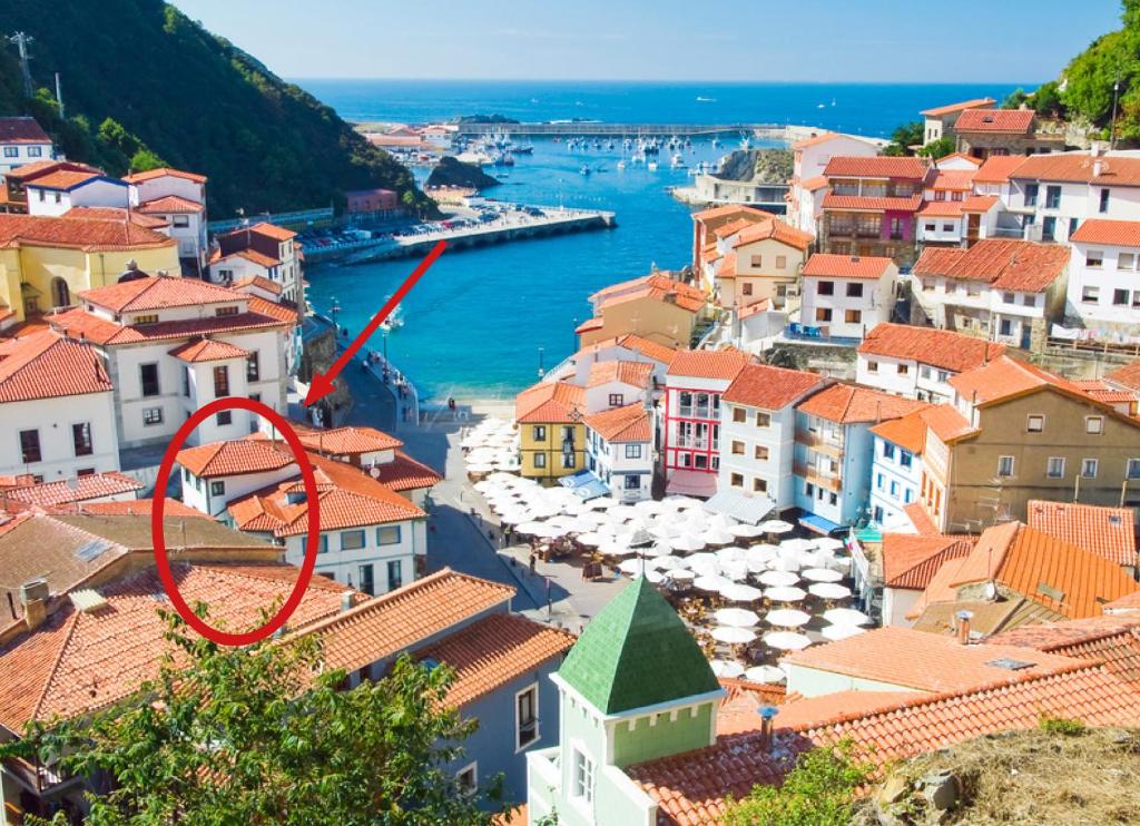 a view of the town of dubrovnik from above at The Old Palace Tower / La Torre del Palación in Cudillero