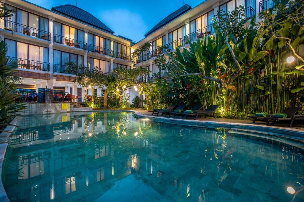 una piscina frente a un edificio por la noche en Bakung Ubud Resort and Villa en Ubud