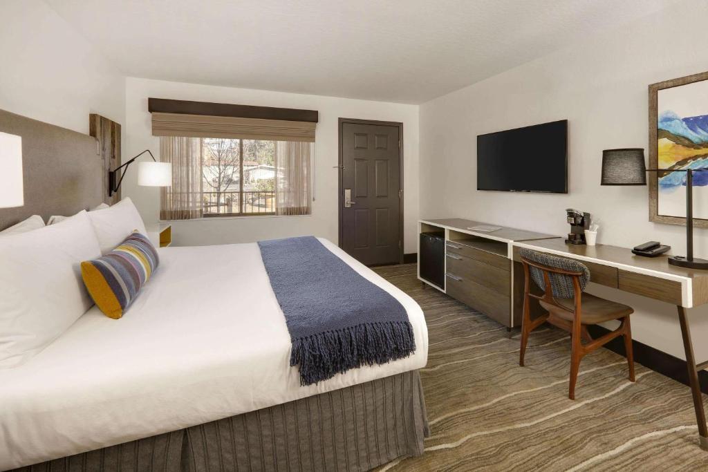 Hotel Becket, BW Signature Collection - King Room - Pet Friendly/Non-Smoking