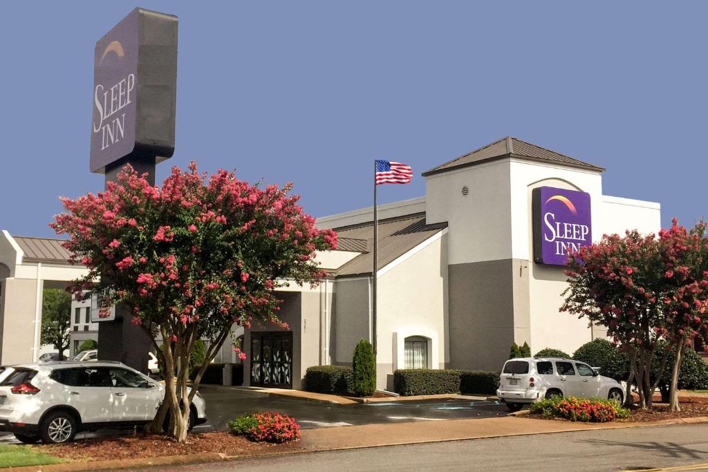 een winkel waar auto's voor geparkeerd staan bij Sleep Inn Chattanooga - Hamilton Place in Chattanooga