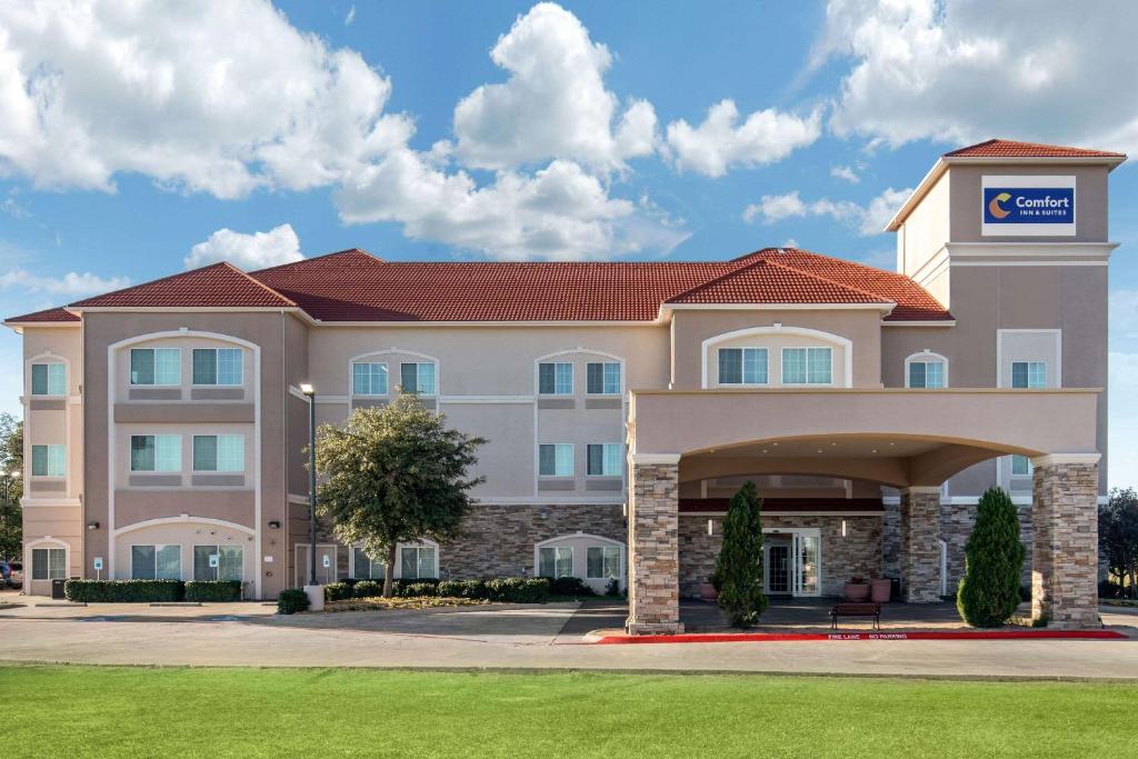 una representación de un hotel con un edificio en Comfort Inn & Suites Cedar Hill Duncanville, en Cedar Hill