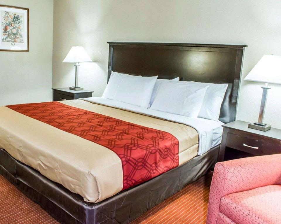 Postel nebo postele na pokoji v ubytování Econo Lodge Burlington I-40