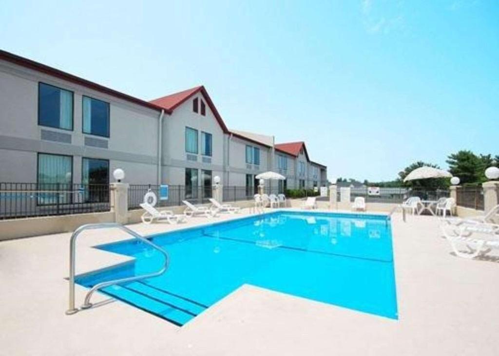 Bazén v ubytování Econo Lodge Burlington I-40 nebo v jeho okolí