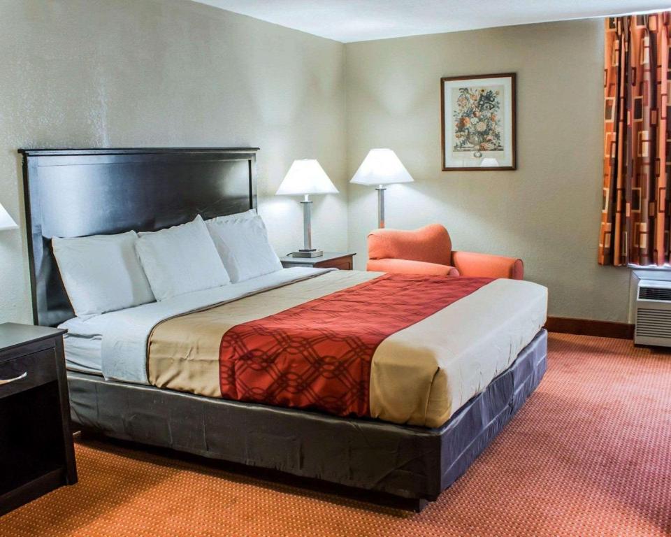 Postel nebo postele na pokoji v ubytování Econo Lodge Burlington I-40