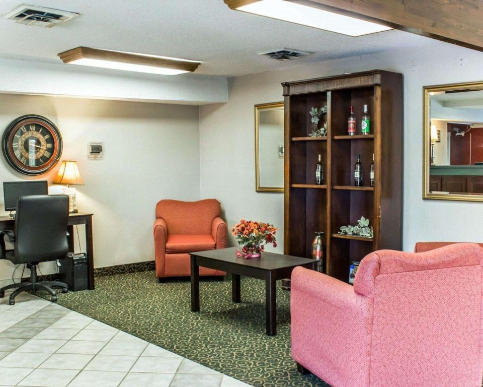 Posezení v ubytování Econo Lodge Burlington I-40