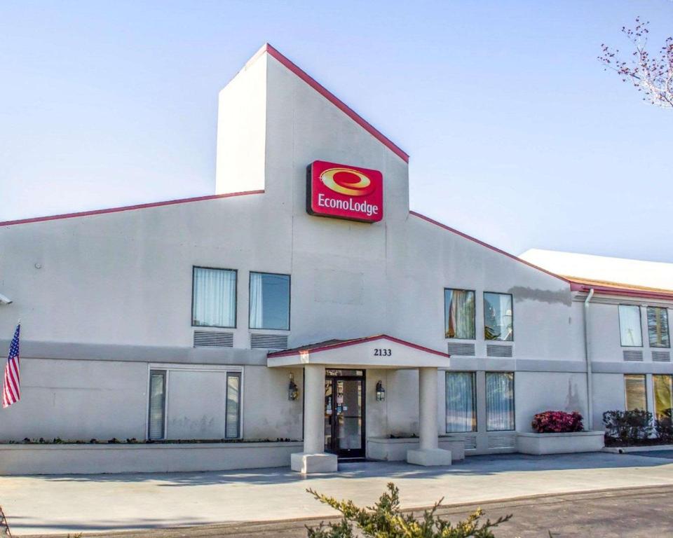 a front view of a hampton inn at Econo Lodge Burlington I-40 in Burlington