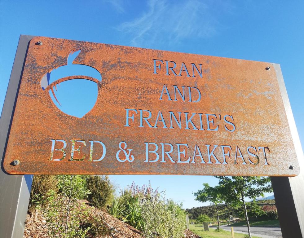 a sign that reads iron and temples bed and breakfast at Fran and Frankie's Bed & Breakfast in Luggate