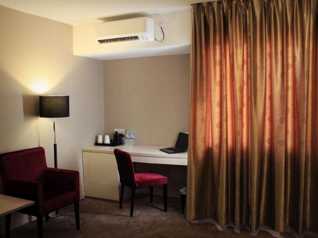 TV a/nebo společenská místnost v ubytování Biz Hotel Batam