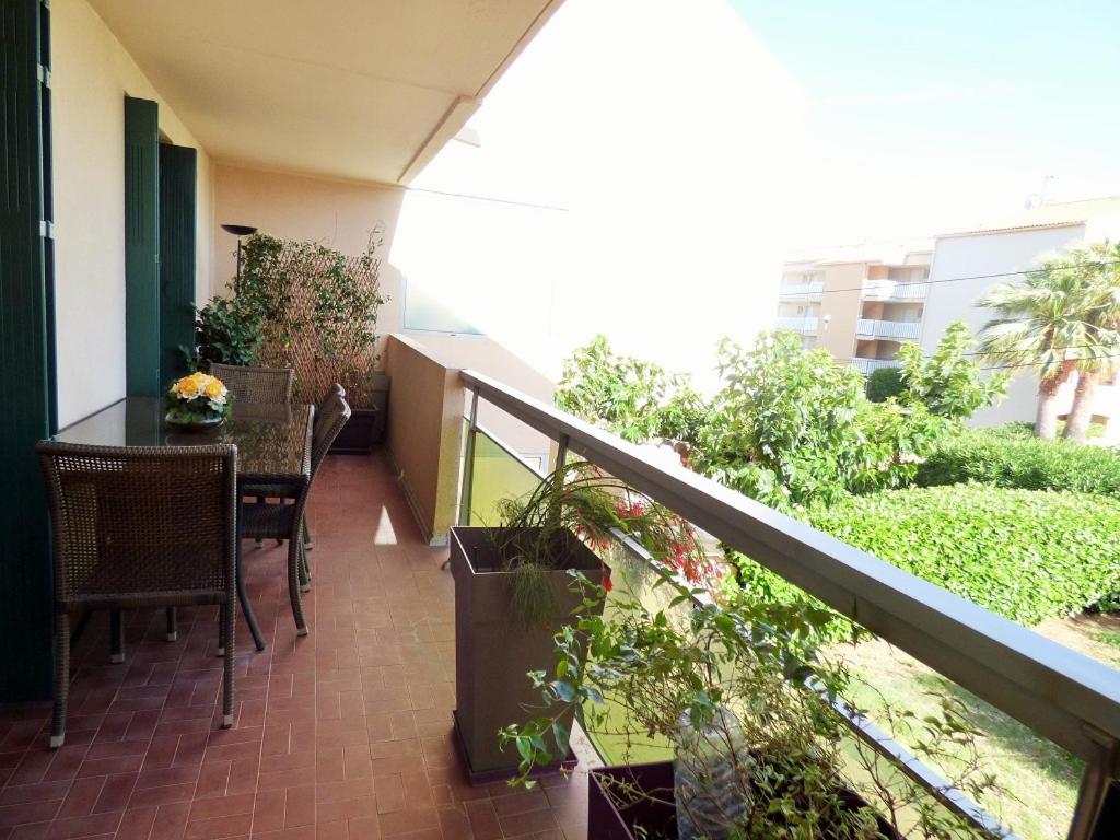 uma varanda com mesa, cadeiras e plantas em F2 contemporain refait à neuf avec terrasse à 5 minutes de la plage em La Seyne-sur-Mer