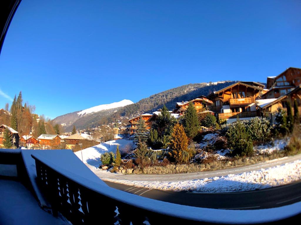 Nespecifikovaný výhled na hory nebo výhled na hory při pohledu z hotelu