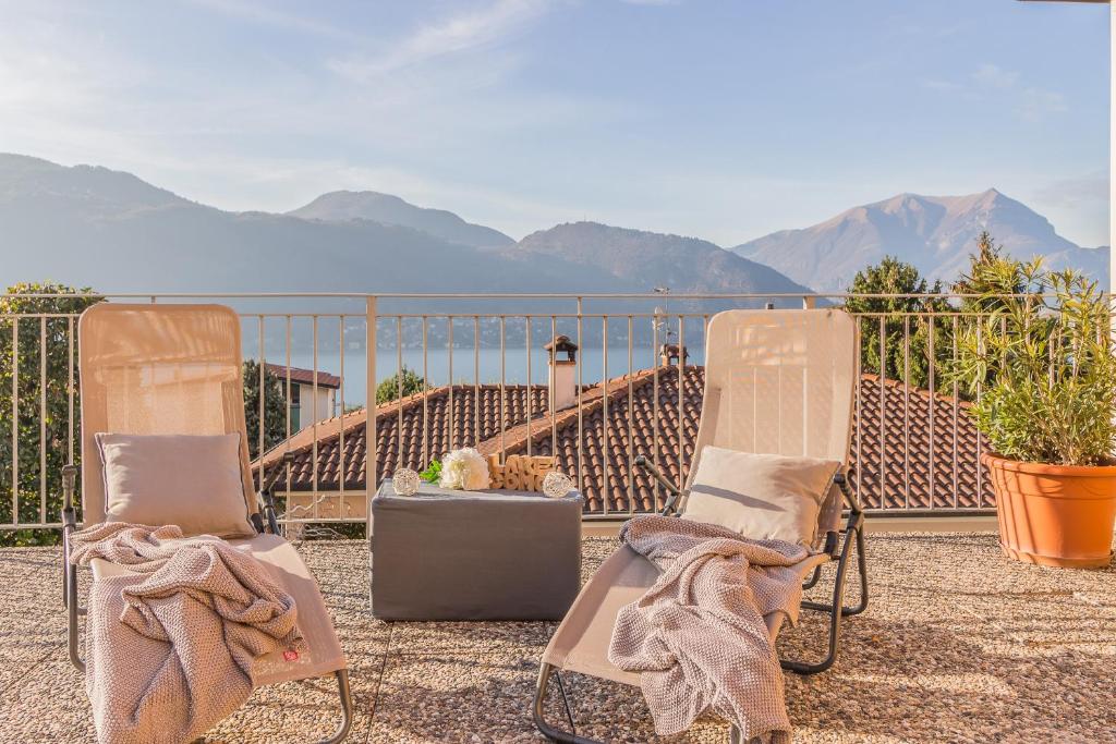 two chairs on a balcony with a view of the ocean at Casa Tre Sole in Lierna