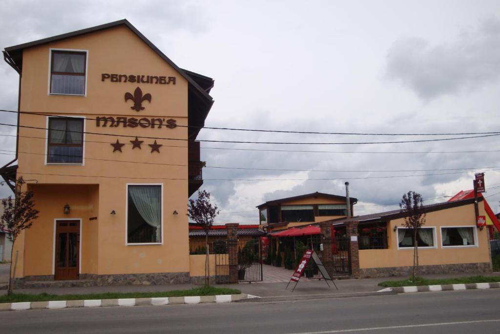 a building on the side of a street at Pensiunea Mason's in Râşnov