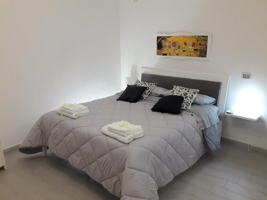 ein Schlafzimmer mit einem großen Bett mit Kissen darauf in der Unterkunft House Mattia in Bari
