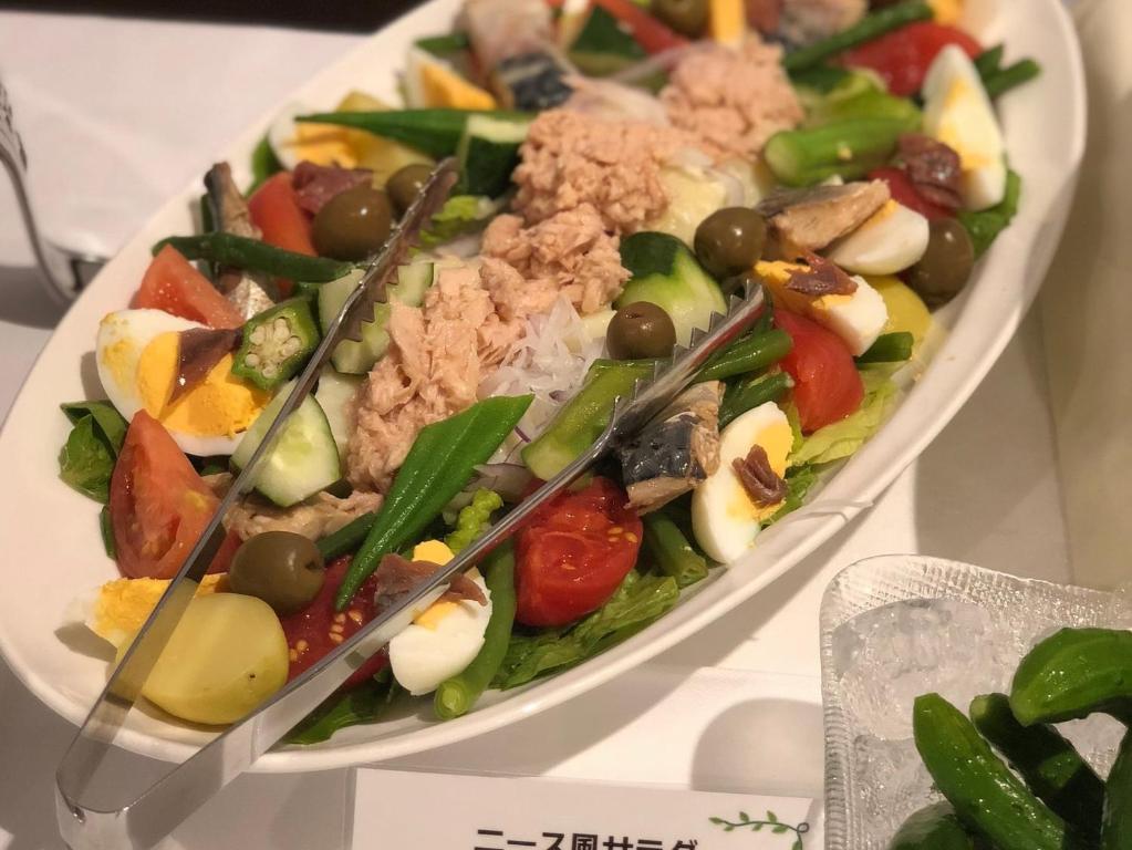 ホテルの敷地内または近くでの食事または食べ物