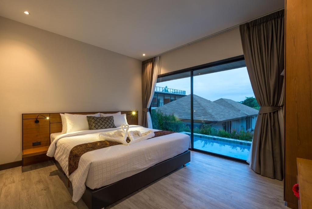 Postel nebo postele na pokoji v ubytování Cher​mantra​ Aonang​ Resort & Pool​ Suite