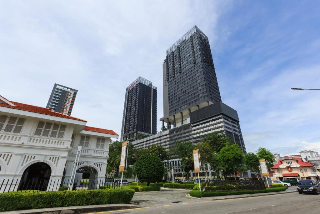 un grand bâtiment au milieu d'une ville dans l'établissement Tropicana 218 Macalister, à George Town