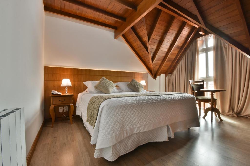 Uma cama ou camas num quarto em Micheline Hotel Tricot - ao lado da Rua Coberta