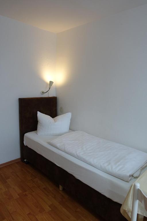 Postel nebo postele na pokoji v ubytování Stern Hotel