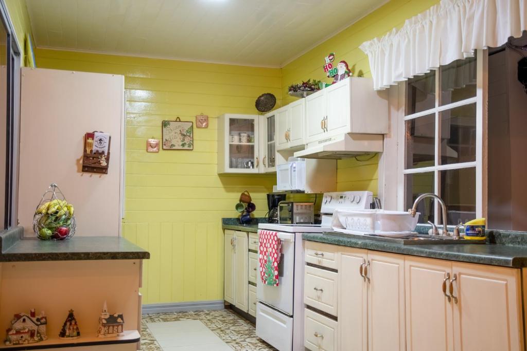 Kuchyň nebo kuchyňský kout v ubytování Alice y Juancito Boutique Hotel