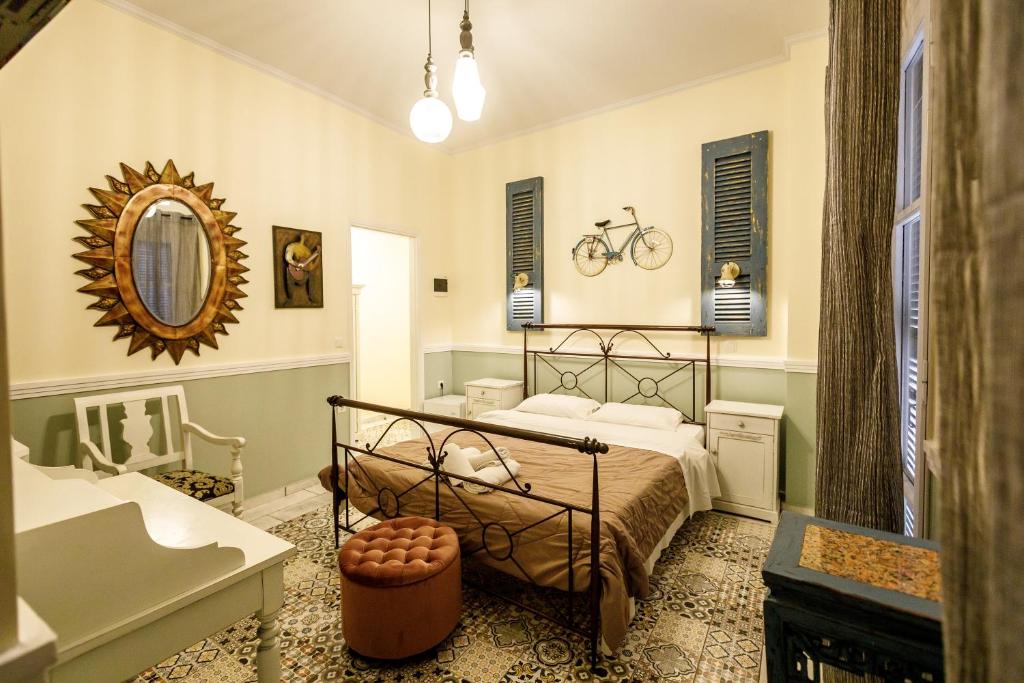 1 dormitorio con 1 cama y una bicicleta en la pared en pension Acronafplia B&D en Nafplio