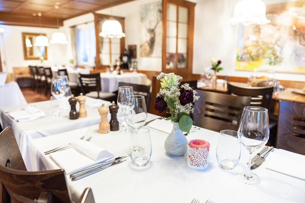 Reštaurácia alebo iné gastronomické zariadenie v ubytovaní Hotel & Restaurant Hasenstrick
