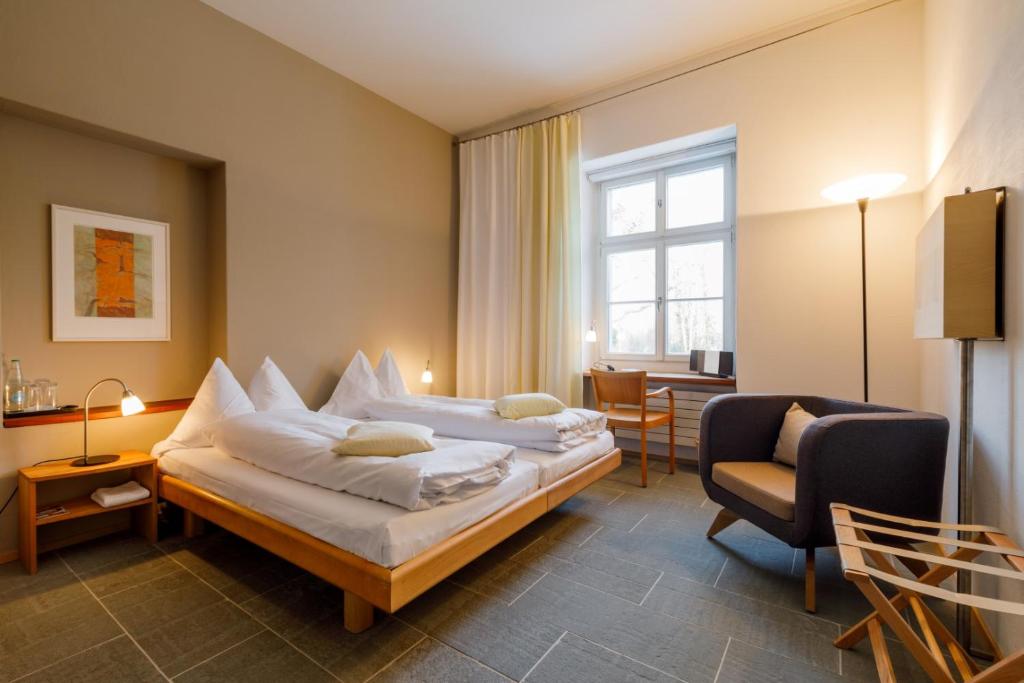 Postel nebo postele na pokoji v ubytování Schloss Wartegg