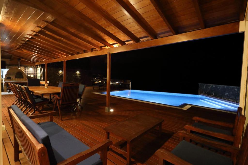 Bazén v ubytovaní Villa OCEAN Infinity heated pool optional alebo v jeho blízkosti