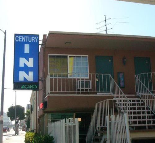 ein Gebäude mit einem Schild für ein Krankenhaus in der Unterkunft Century Inn at LAX in Inglewood