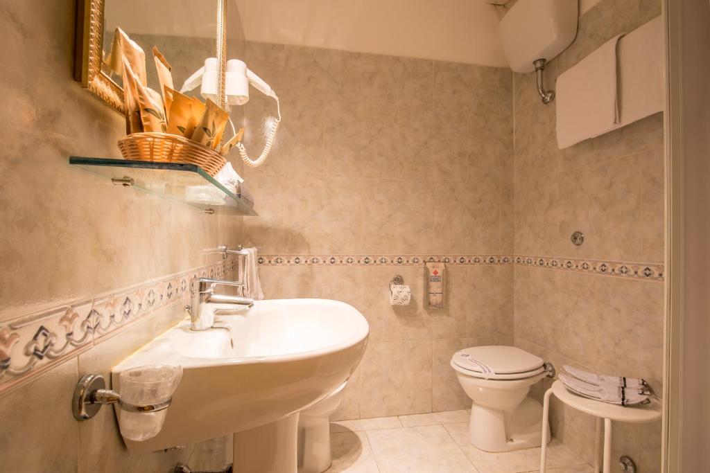 Koupelna v ubytování Hotel Arco Di Travertino