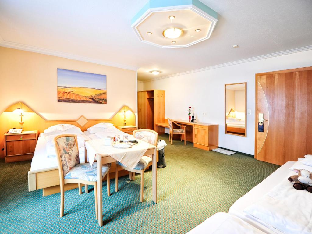 Postel nebo postele na pokoji v ubytování Hotel Theresia