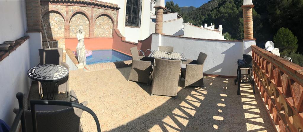 Un patio o zona al aire libre en B&B the lost Village el Acebuchal