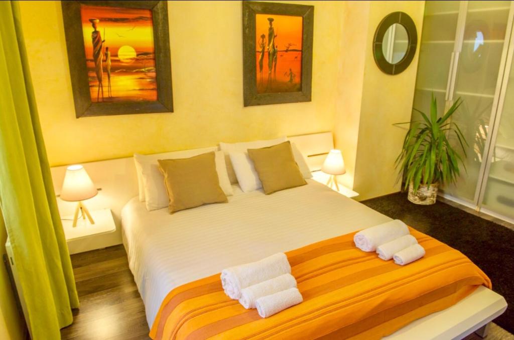 una camera da letto con un grande letto con asciugamani di Zuzu’s home a Rîşnov