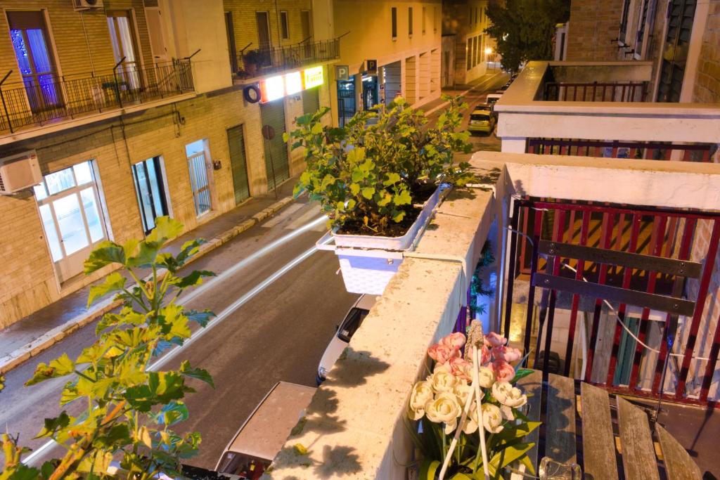 widok na ulicę z kwiatami na balkonie w obiekcie PaneAmore w mieście Matera