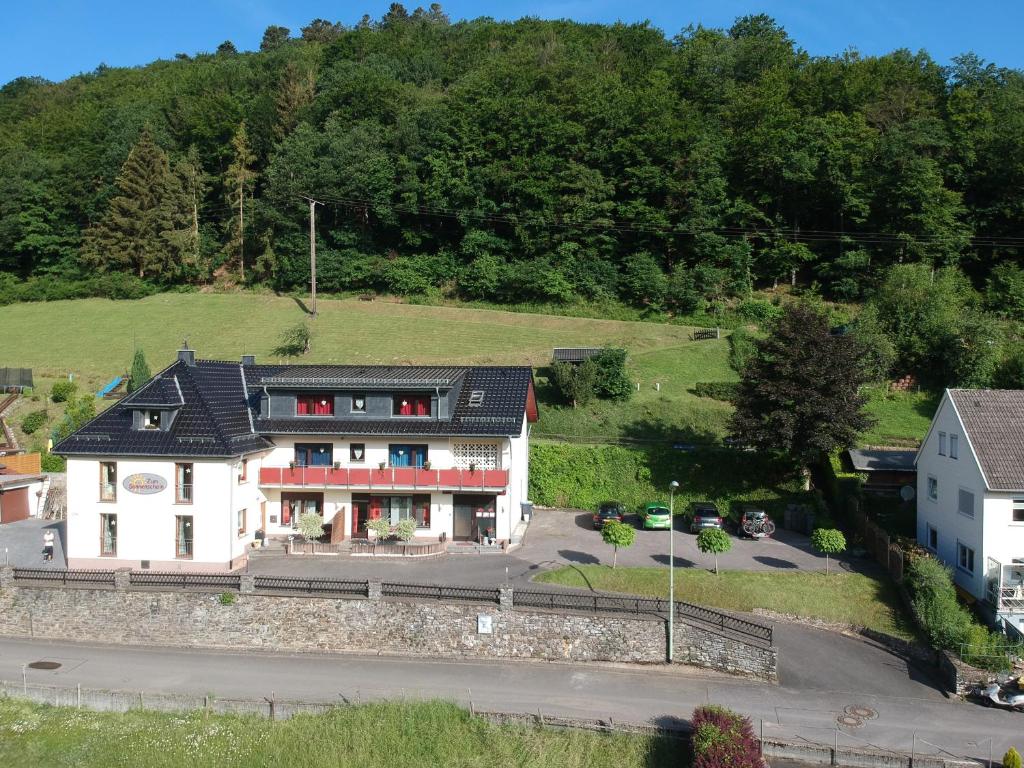 una vista aérea de una casa en una colina en Fewo Zum Sonnenschein en Simmerath