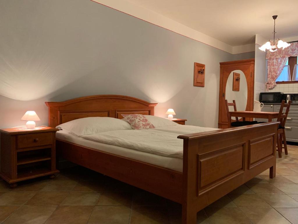 Postel nebo postele na pokoji v ubytování Pension Amadeus & Apartments