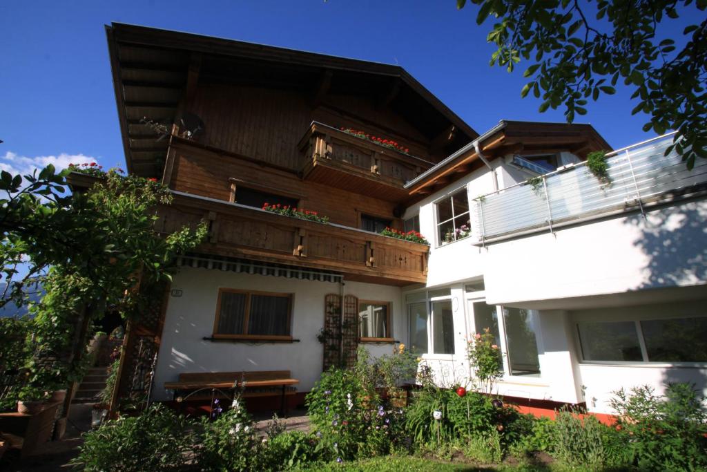 dom z balkonem na górze w obiekcie Ferienwohnung Christ w mieście Grinzens