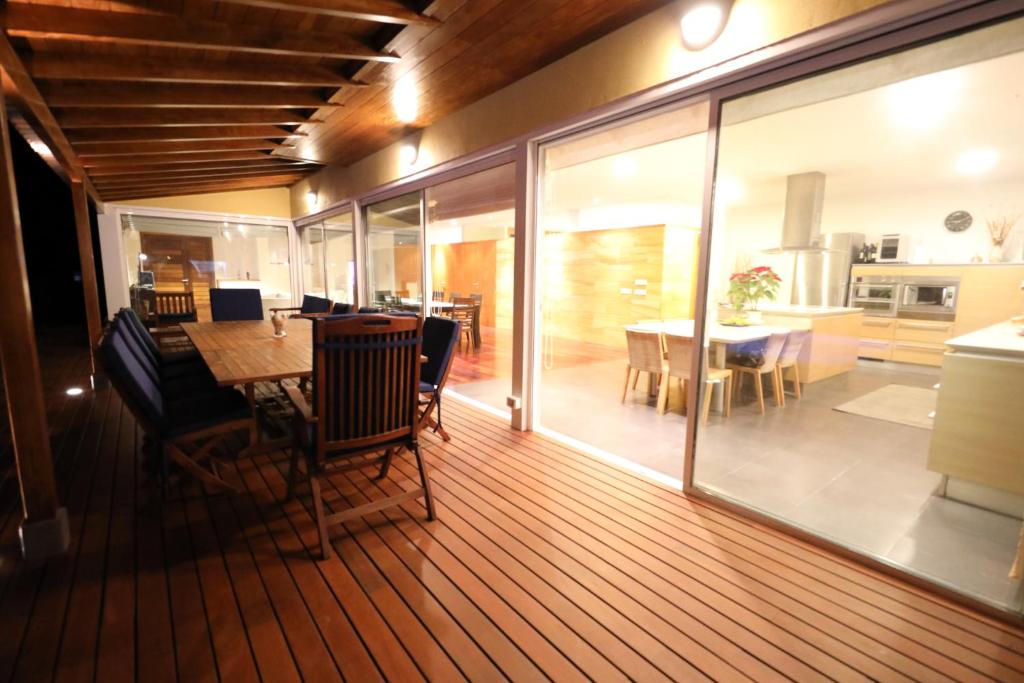 Kuchyňa alebo kuchynka v ubytovaní Villa OCEAN Infinity heated pool optional