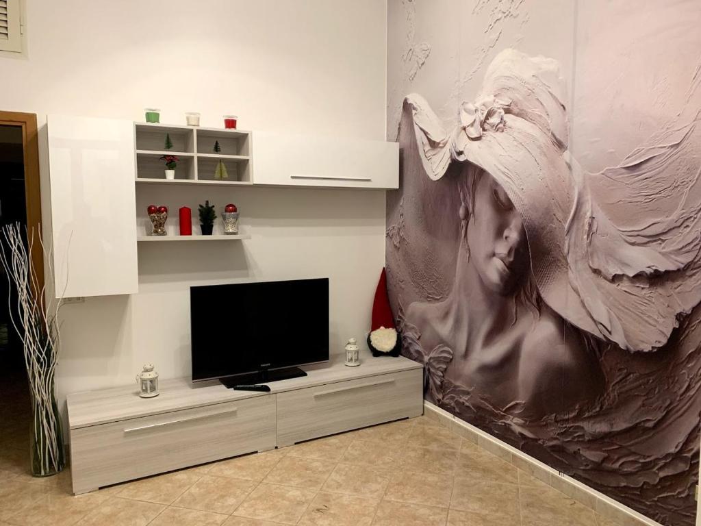 een woonkamer met een groot schilderij van een vrouw aan de muur bij Luxury Sorrento House in Sorrento