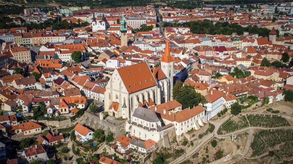 Nespecifikovaný výhled na destinaci Výrovice nebo výhled na město při pohledu z prázdninového domu