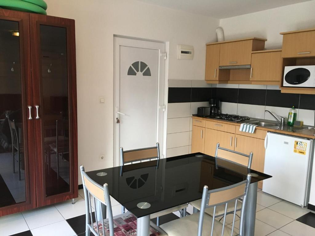 Kuchyňa alebo kuchynka v ubytovaní Mary Apartmanház Hévíz