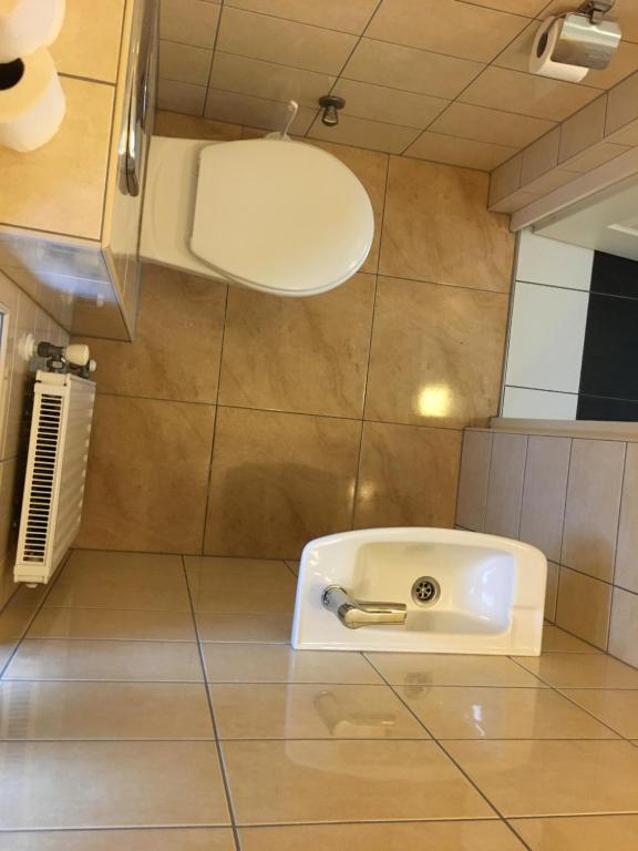 Kúpeľňa v ubytovaní Mary Apartmanház Hévíz