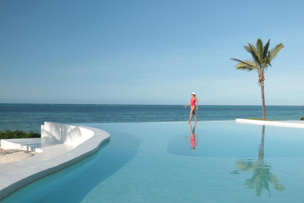 Bazén v ubytování Zanbluu Beach Hotel nebo v jeho okolí