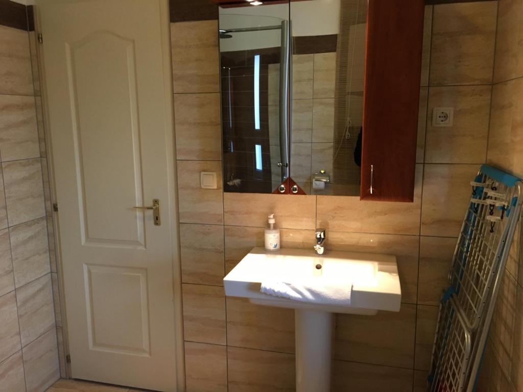 Kúpeľňa v ubytovaní Mary Apartmanház Hévíz